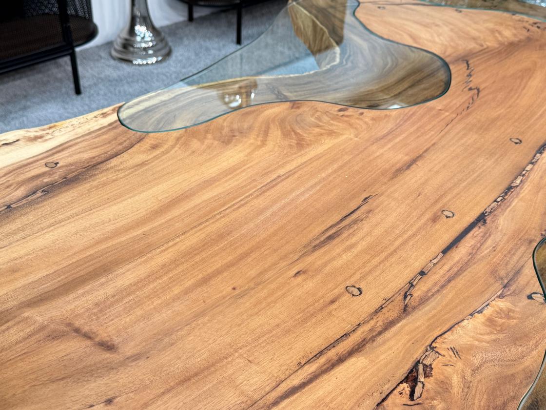 Esstisch aus einer Baumscheibe Expression