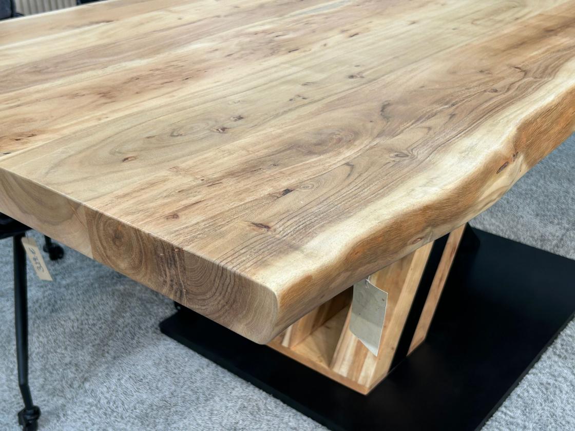 Esstisch Canyon mit Baumkante