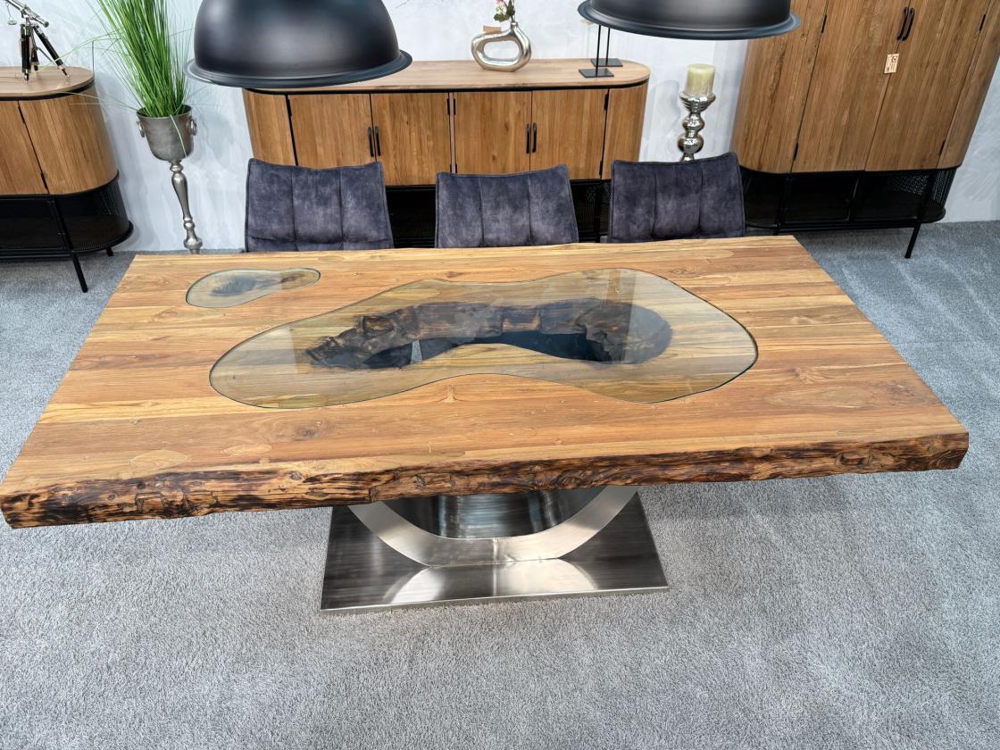 Esstisch aus Altholz mit Glaseinlage und Edelstahlgestell.