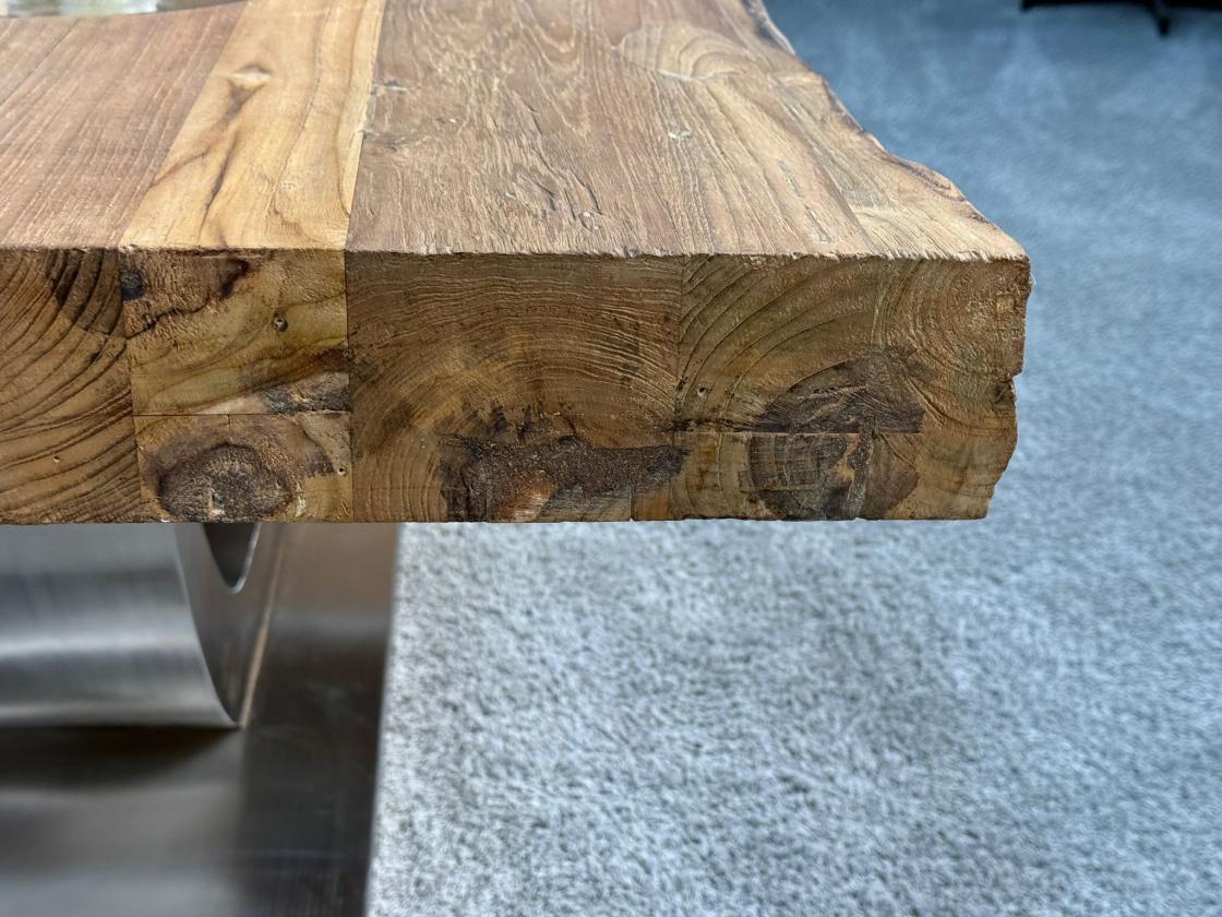 Detailansicht des Tischrandes aus recyceltem Altholz.