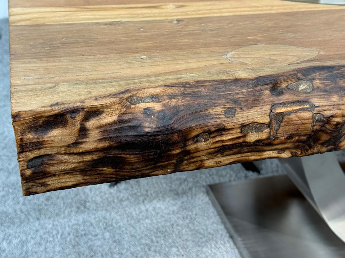 Detailansicht des Esstisches aus recyceltem Altholz mit Edelstahlgestell.