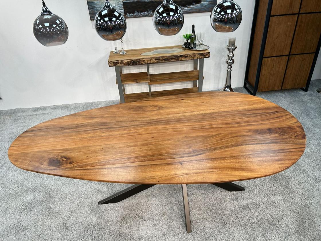 Ovaler Esstisch "Plain" aus Suar (ca. 220 cm x 80-119 cm/ Höhe ca. 77 cm) mit schwarzem Metallgestell