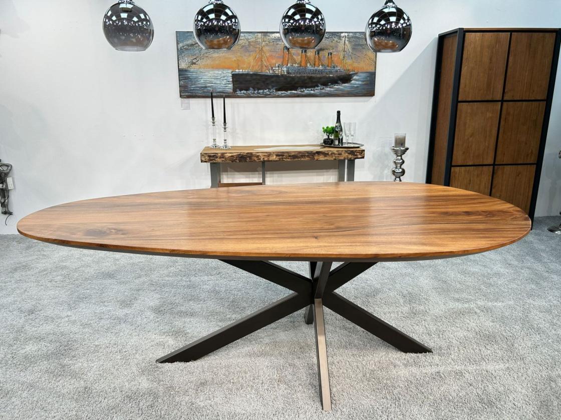 Ovaler Esstisch "Plain" aus Suar (ca. 220 cm x 80-119 cm/ Höhe ca. 77 cm) mit schwarzem Metallgestell