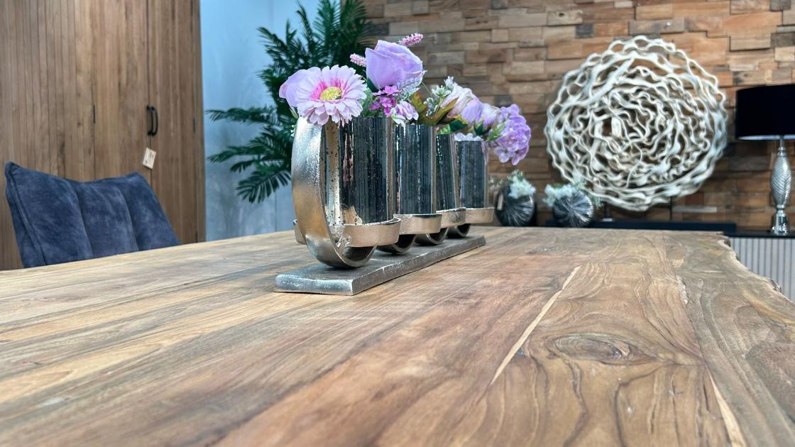 Esstisch aus recyceltem Holz für 6 Personen, rechteckig.