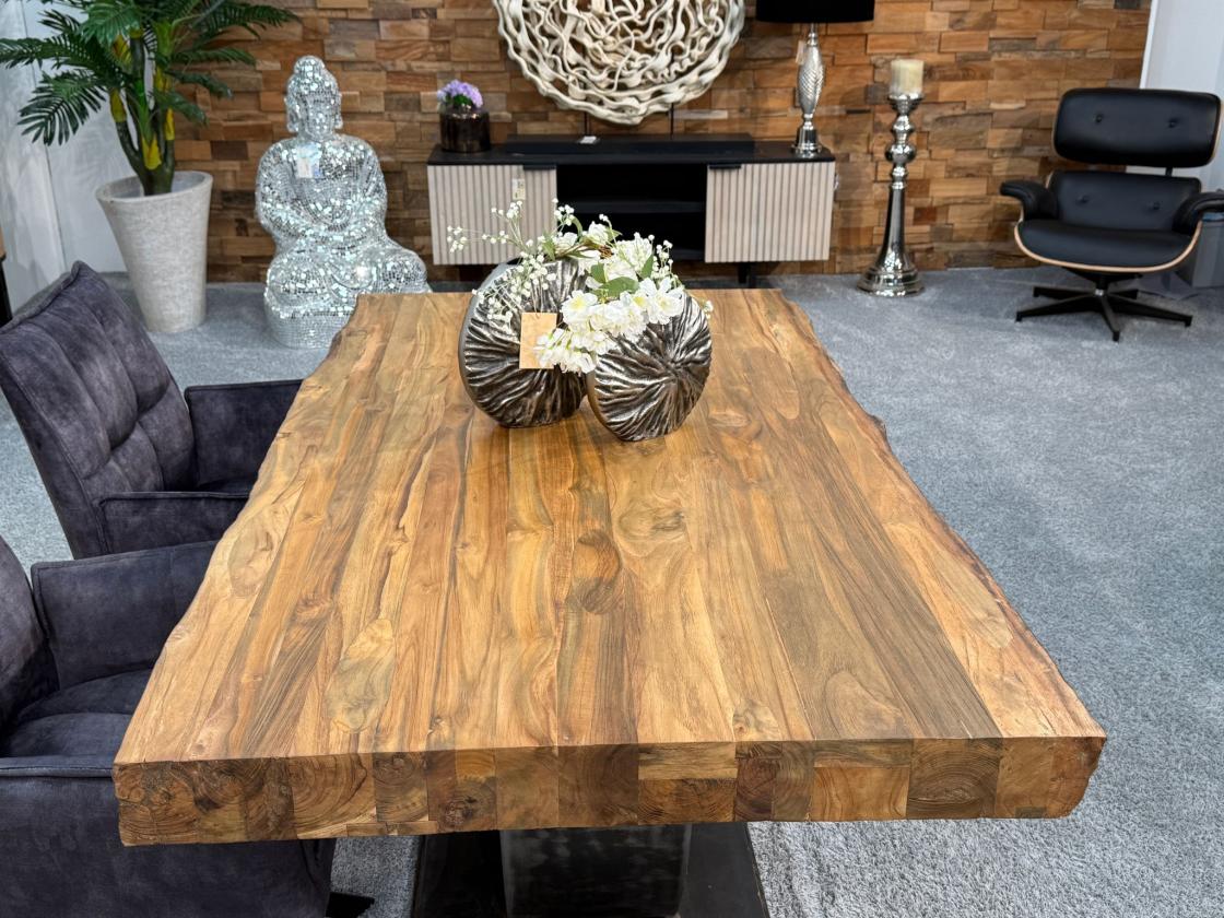 Nahaufnahme eines Esstischs aus recyceltem Holz.