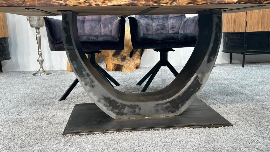 Tischuntergestell aus Metall unter Esstisch aus recyceltem Holz