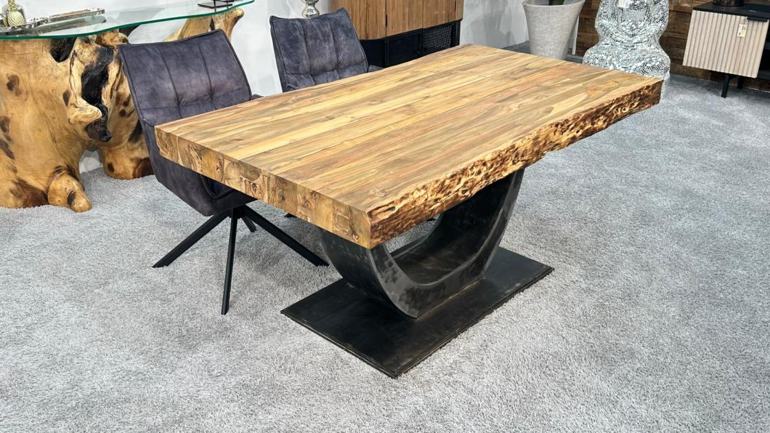 Esstisch für 6 Personen aus recyceltem Holz mit Metallgestell.