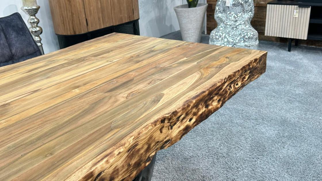 Esstisch aus recyceltem Holz für 6 Personen, rechteckig.