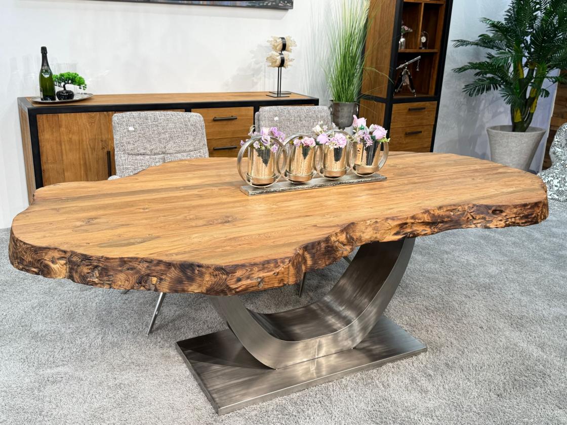 Massiver Holztisch mit Baumkante