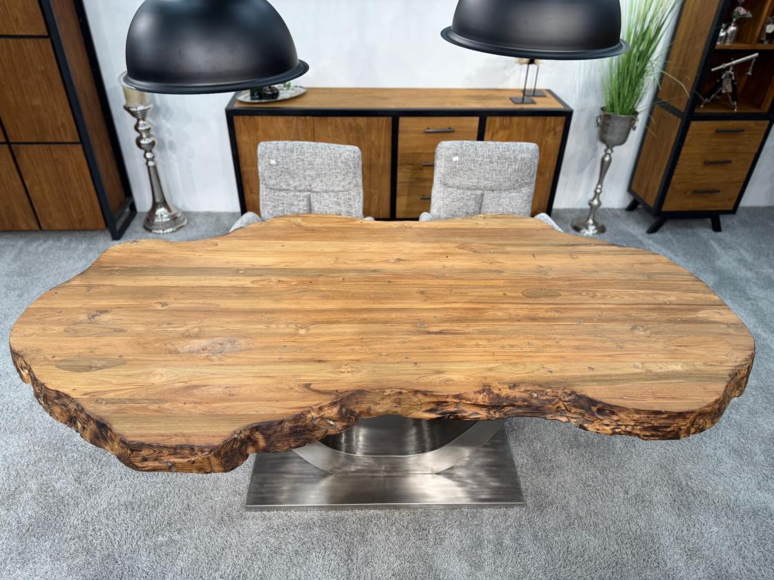 Massiver Holztisch mit Baumkante