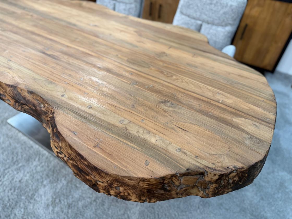 Massiver Holztisch mit Baumkante