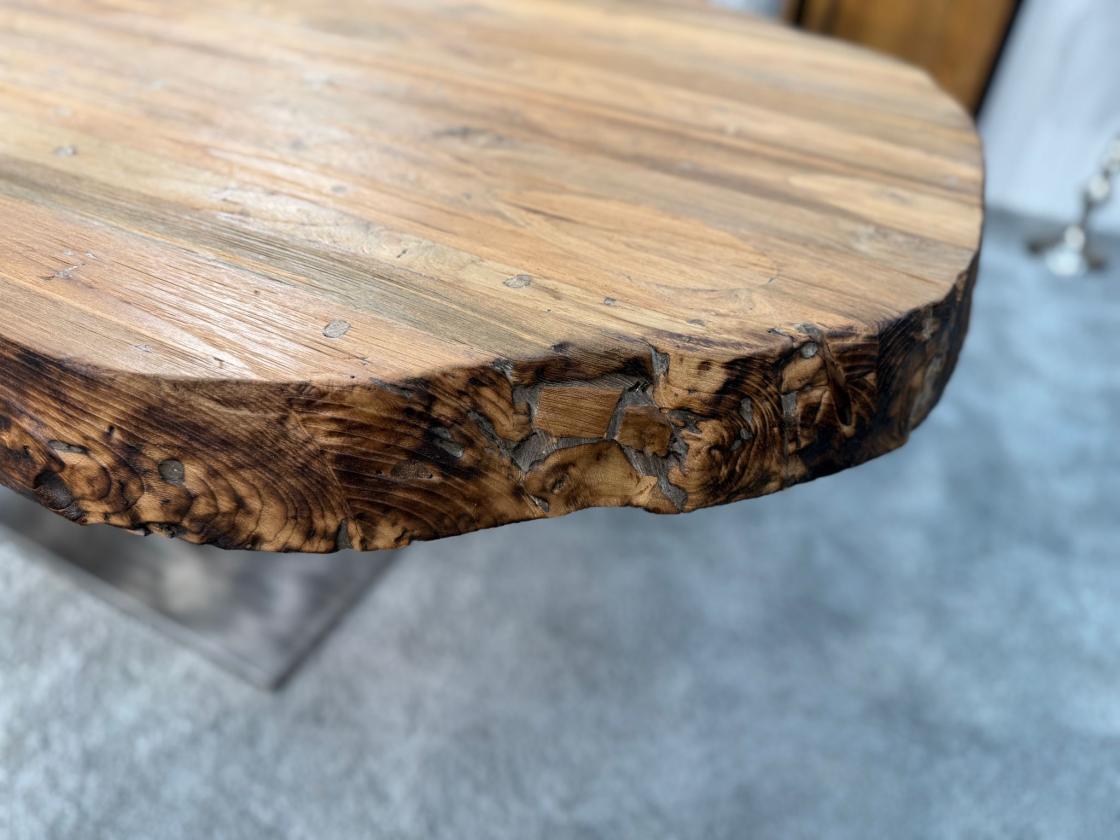 Massiver Holztisch mit Baumkante