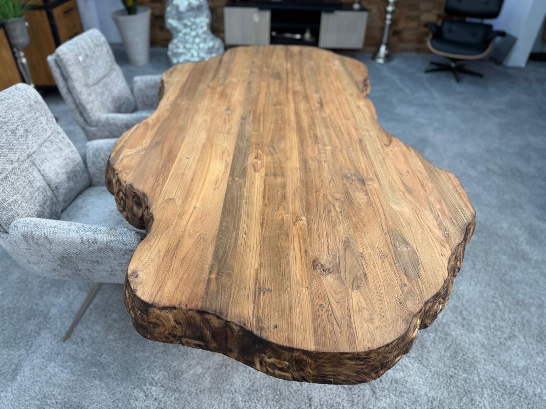 Massiver Holztisch mit Baumkante