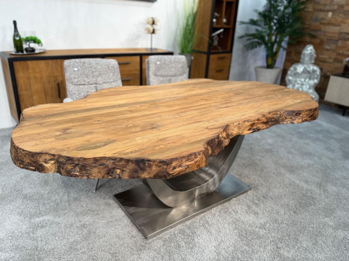 Massiver Holztisch mit Baumkante