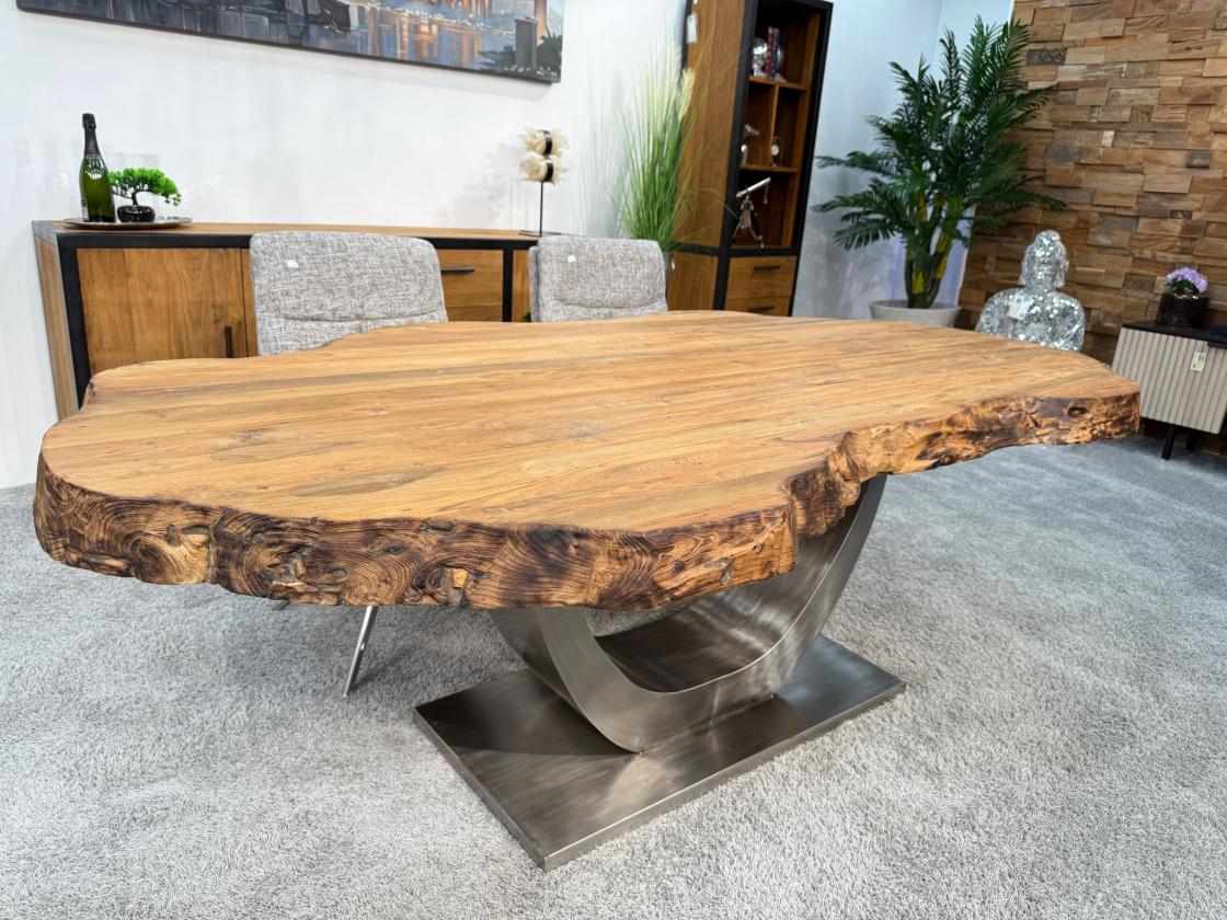 Massiver Holztisch mit Baumkante