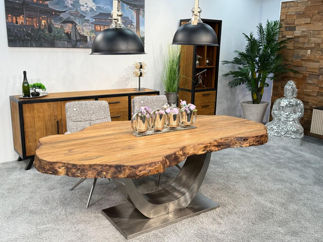 Massiver Holztisch mit Baumkante