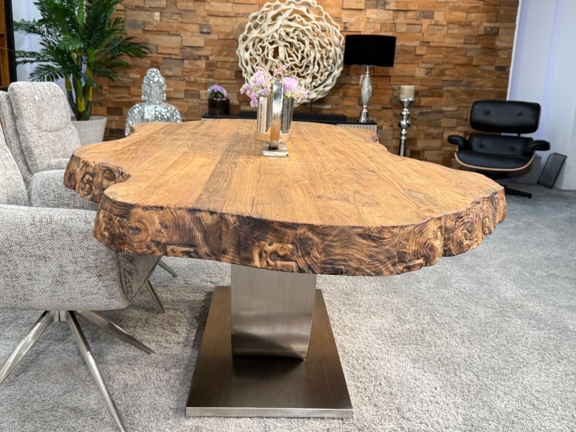Massiver Holztisch mit Baumkante