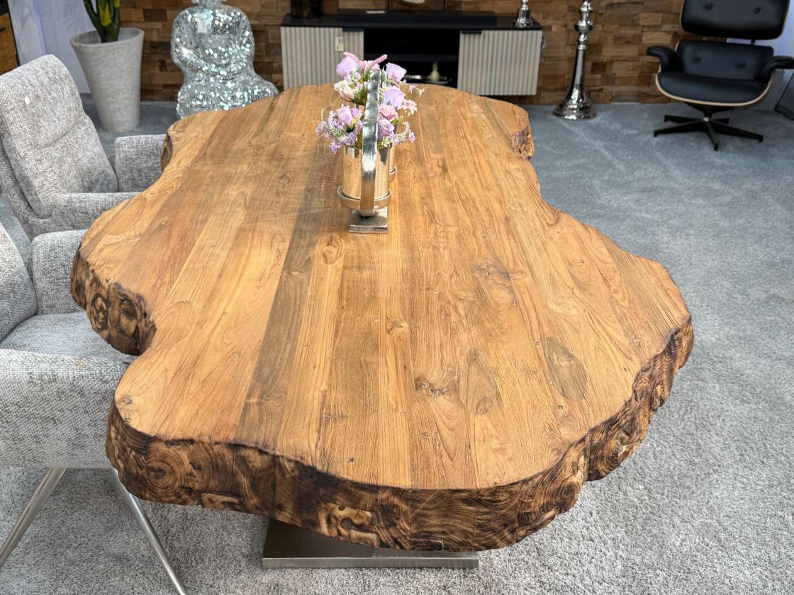 Massiver Holztisch mit Baumkante