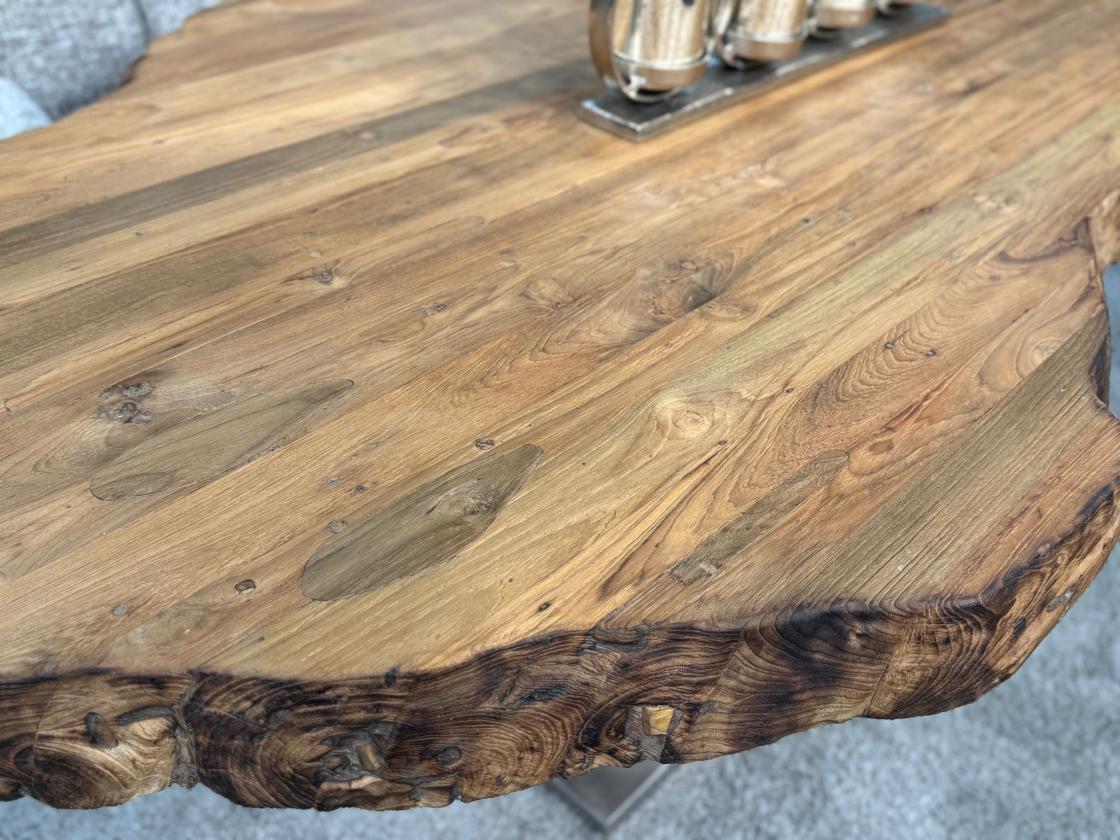 Massiver Holztisch mit Baumkante