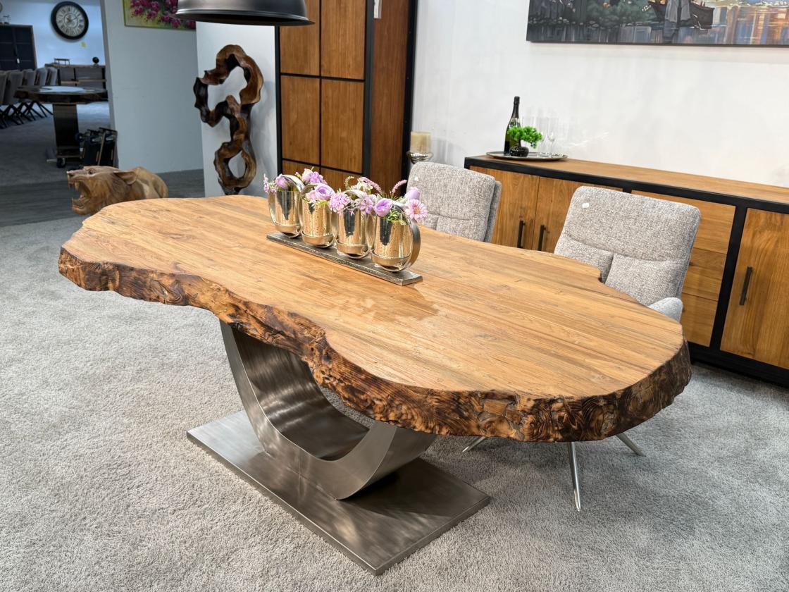 Massiver Holztisch mit Baumkante