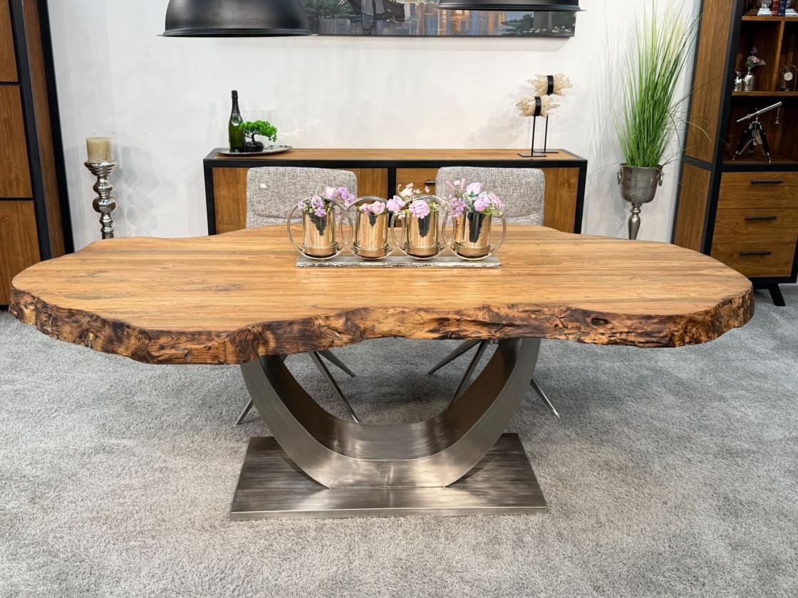 Massiver Holztisch mit Baumkante