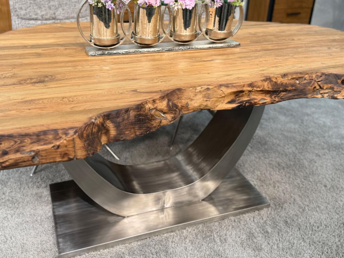 Massiver Holztisch mit Baumkante