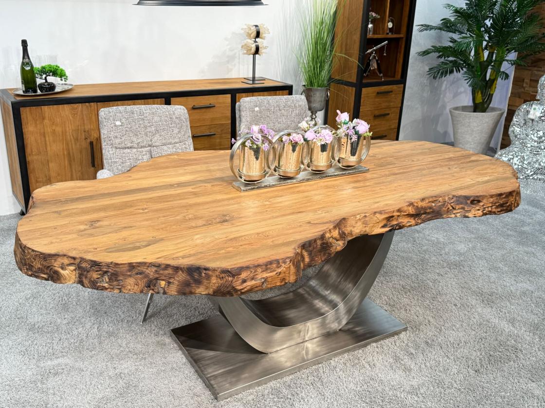 Massiver Holztisch mit Baumkante