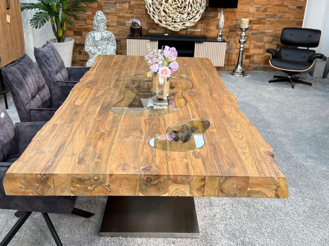 Massivholztisch aus recyceltem Altholz mit unregelmäßiger Kante.