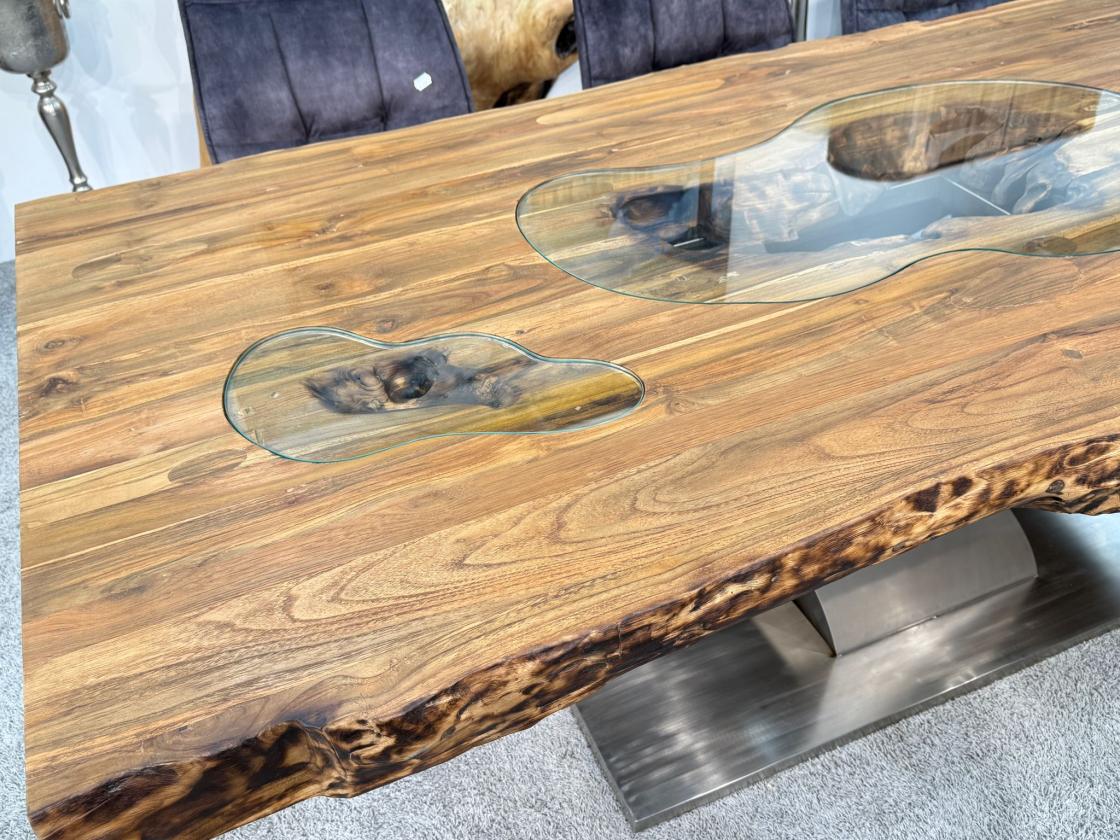 Massivholztisch aus recyceltem Altholz mit Baumkante.