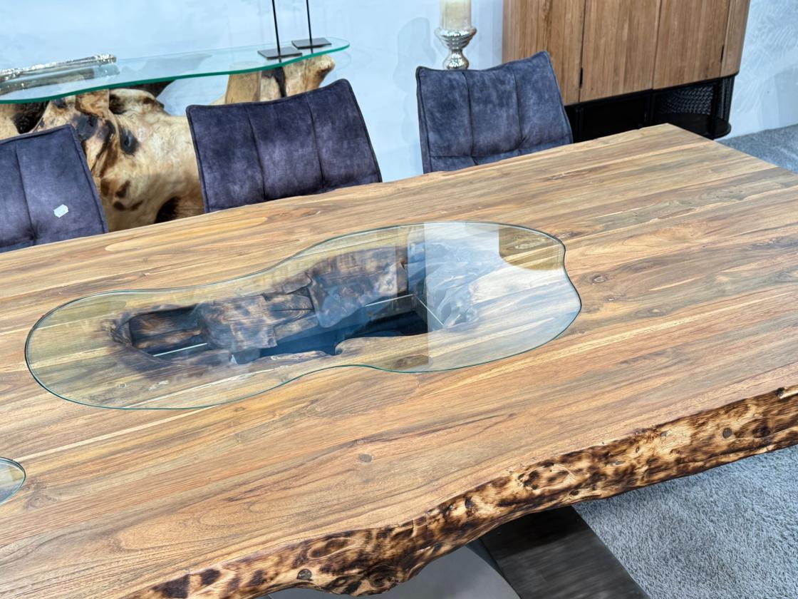 Massivholztisch aus recyceltem Altholz mit Metallfuß.