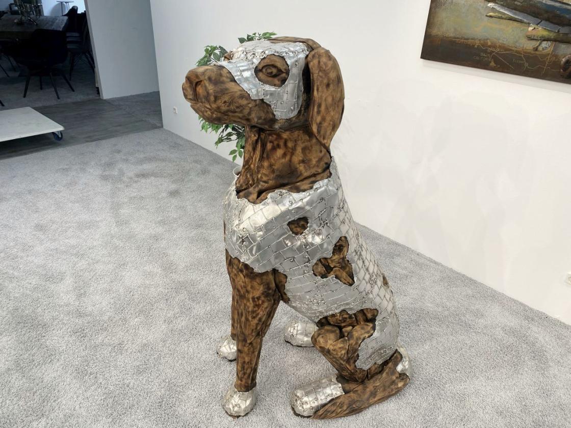 DER TISCHONKEL :: Skulptur Sitzender Hund aus Altholz mit Aluminium