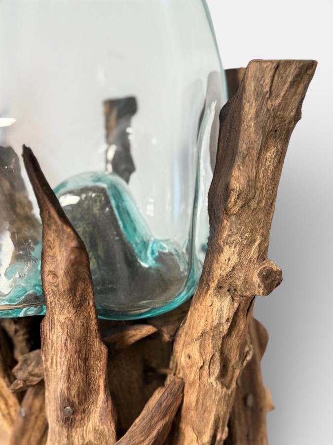 Glasvase auf Wurzelholz geschmolzenes Glas