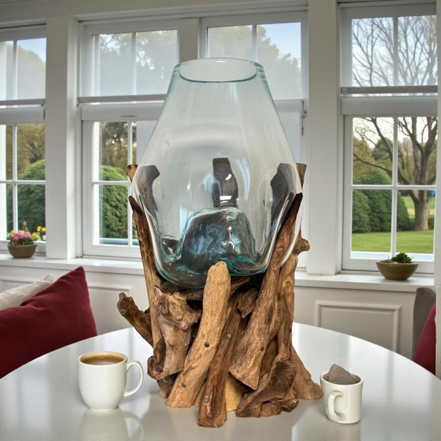 Glasvase auf Wurzelholz geschmolzenes Glas