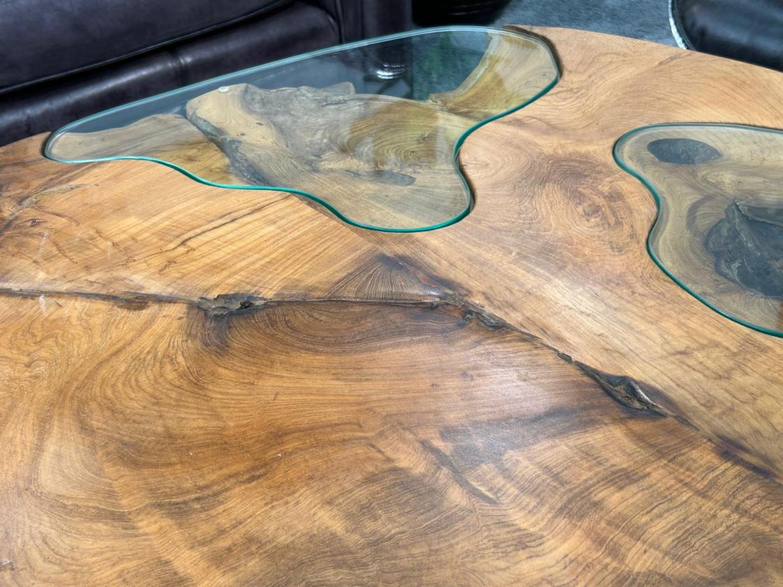 Couchtisch aus einem massiven Baumstamm Teakholz