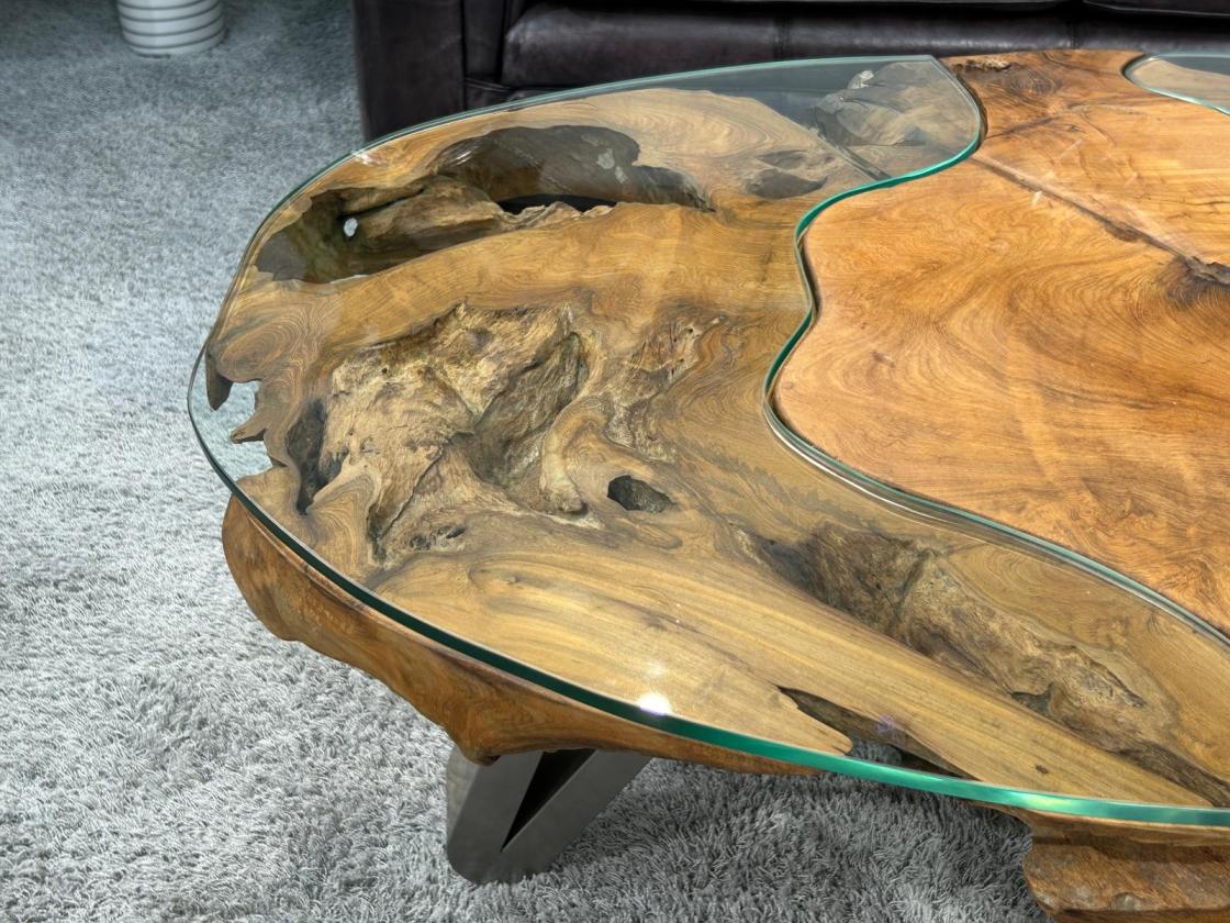 Couchtisch aus einem massiven Baumstamm Teakholz