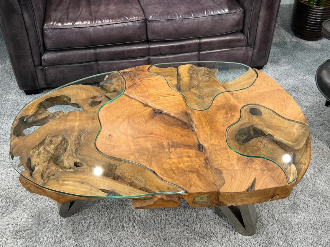 Couchtisch aus einem massiven Baumstamm Teakholz