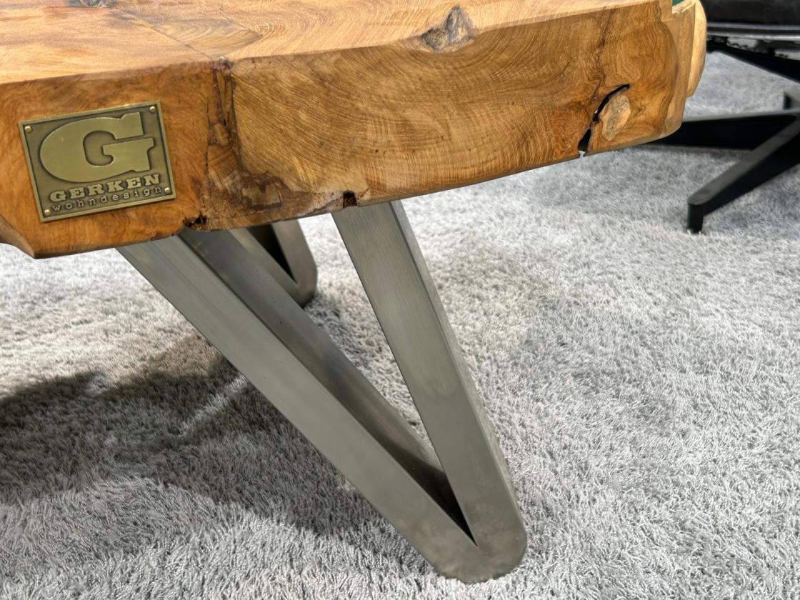 Couchtisch aus einem massiven Baumstamm Teakholz
