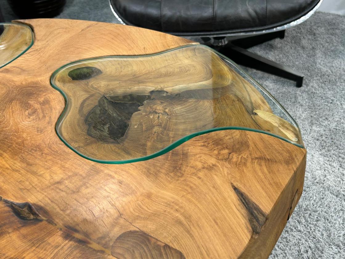 Couchtisch aus einem massiven Baumstamm Teakholz