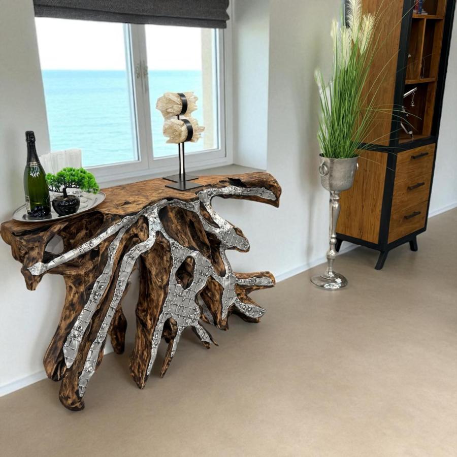 Sideboard aus einer Baumwurzel mit Aluminium