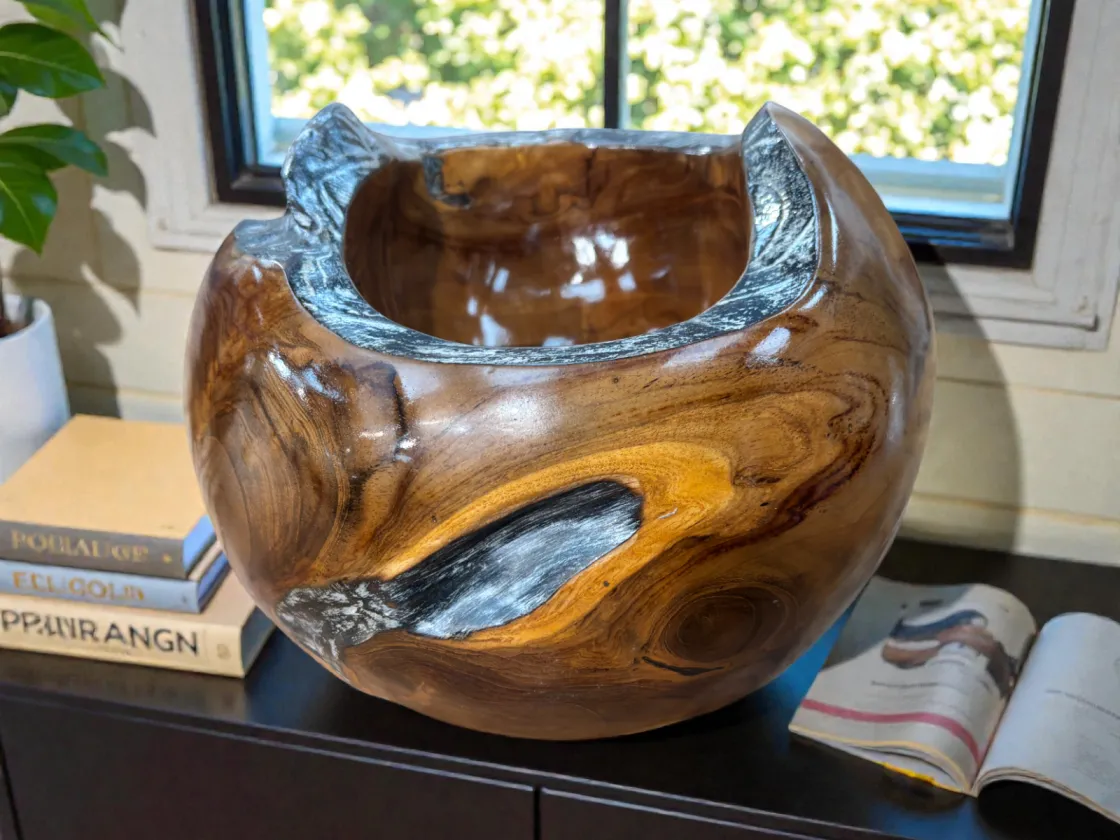 Holzschale 'CECILIA', ca. 20 x 24 cm, auf Tisch.