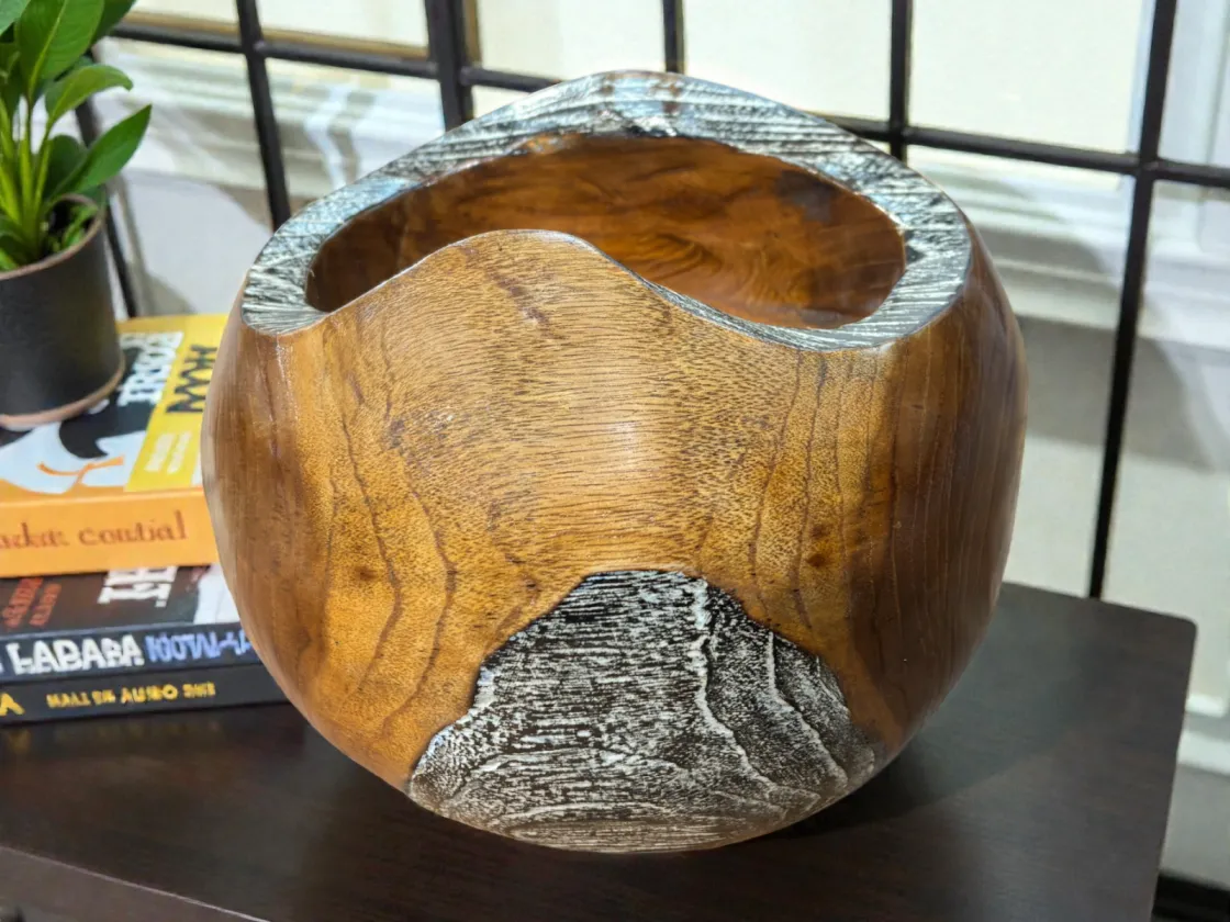 Drei runde Holzschalen mit grauen Mustern auf einem Tisch.