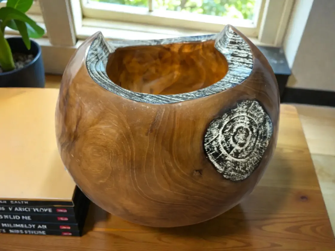 Runde Holzschale 'CECILIA', ca. 19x21 cm, auf Tisch.