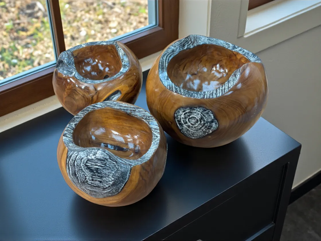 Drei runde Holzschalen in verschiedenen Größen auf einem Tisch.