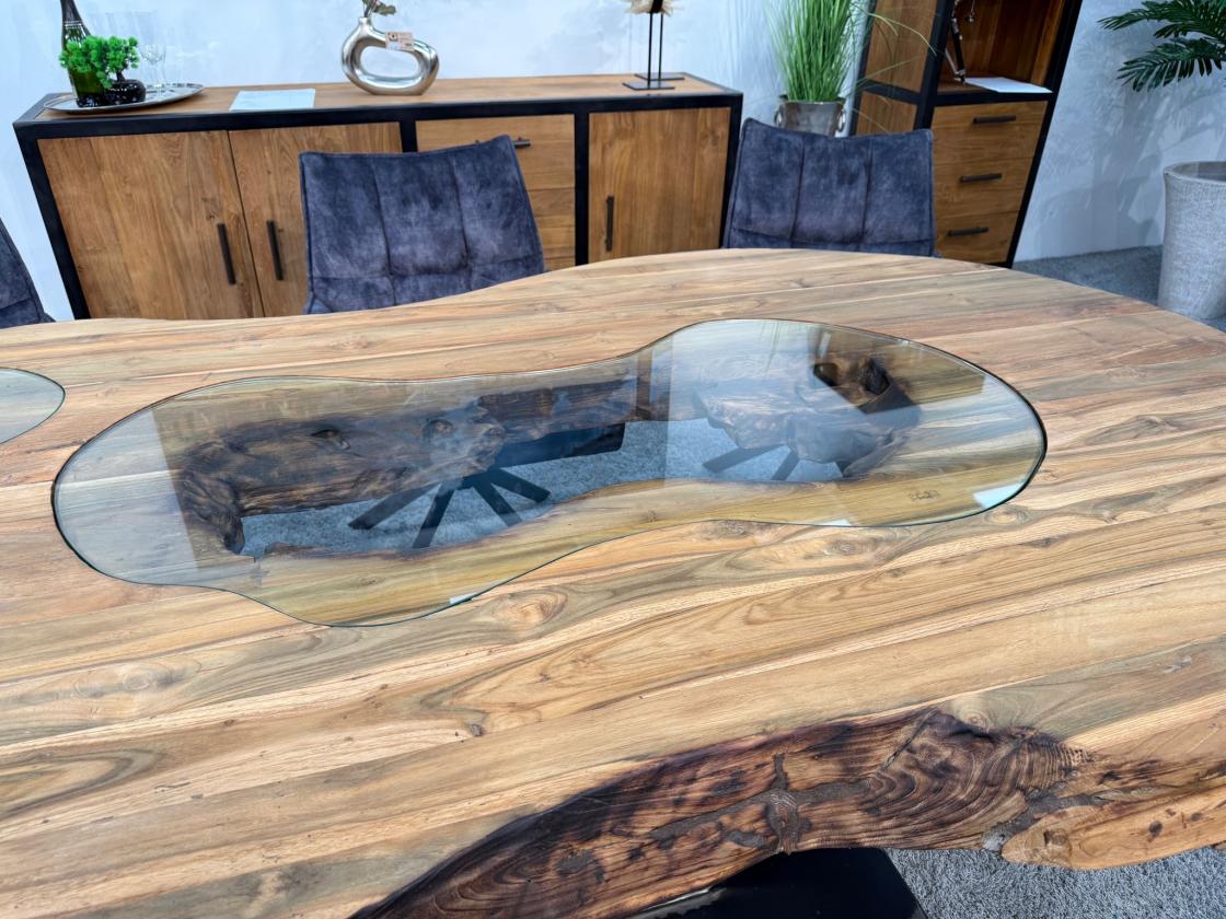 Massiver Holztisch Fusion aus recyceltem Holz
