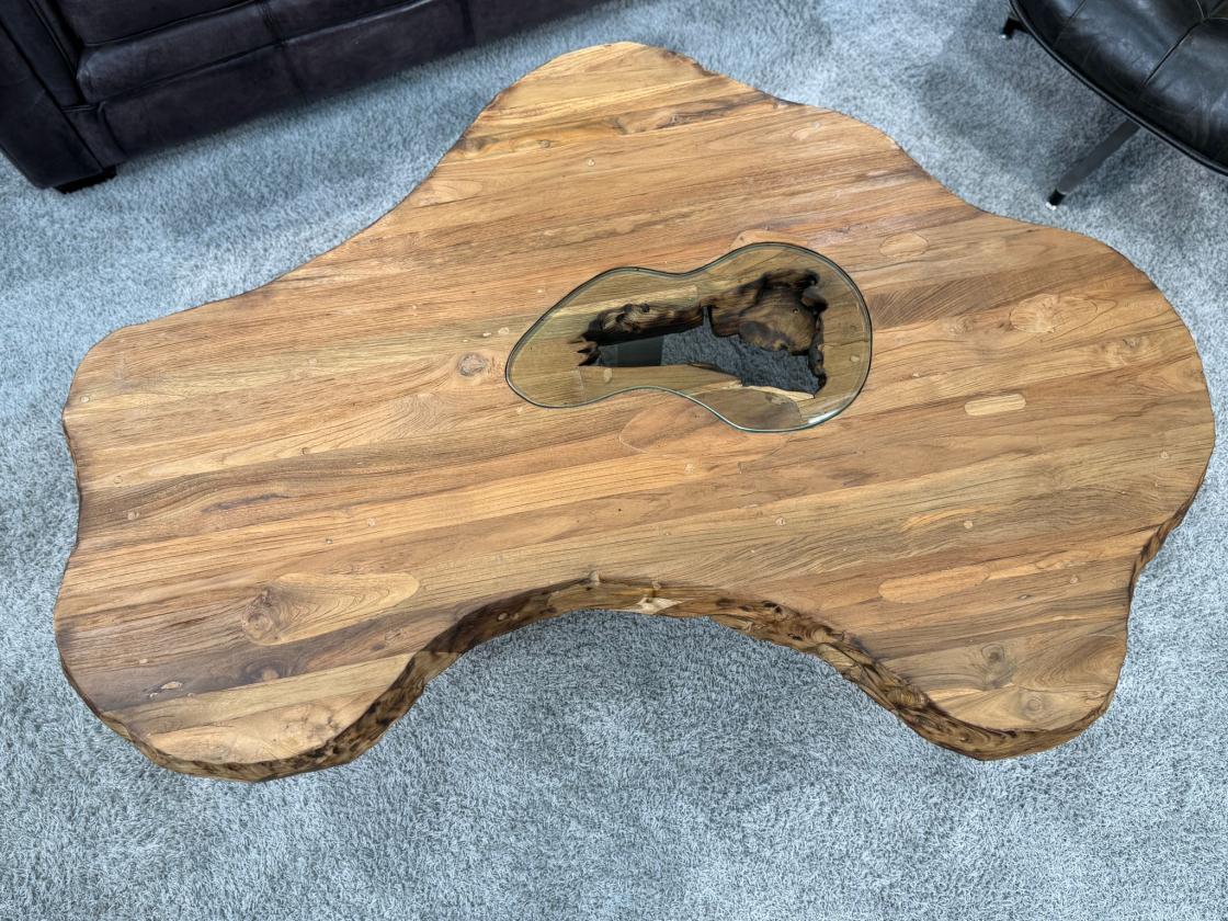 Ovaler Couchtisch aus Massivholz