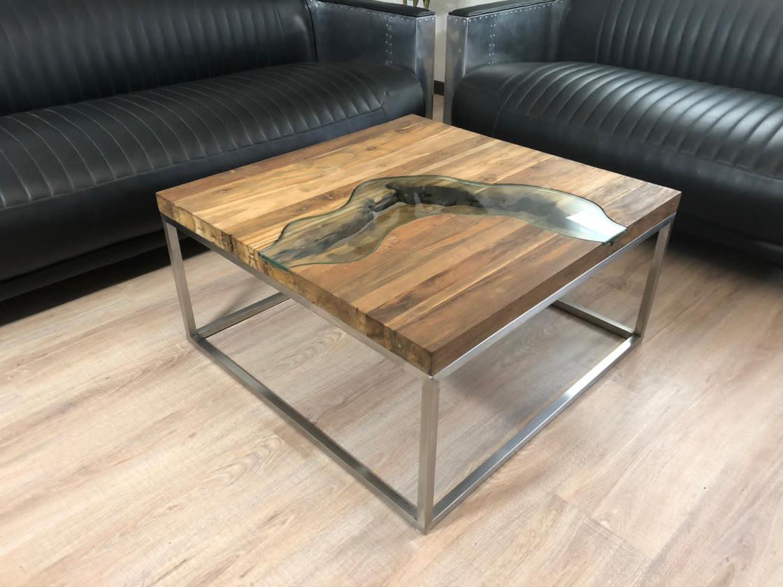 Kleiner-Couchtisch-Miro-aus-Holz-eckig