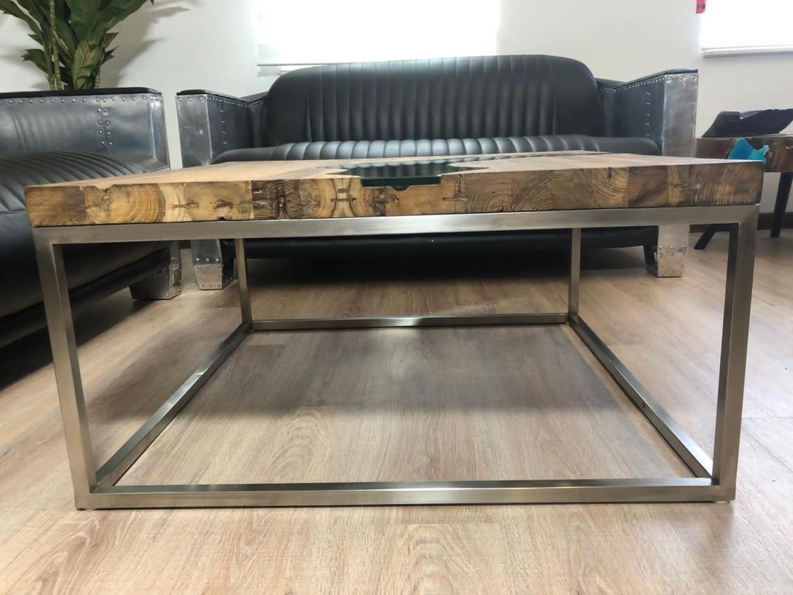 Kleiner-Couchtisch-Miro-aus-Holz-eckig