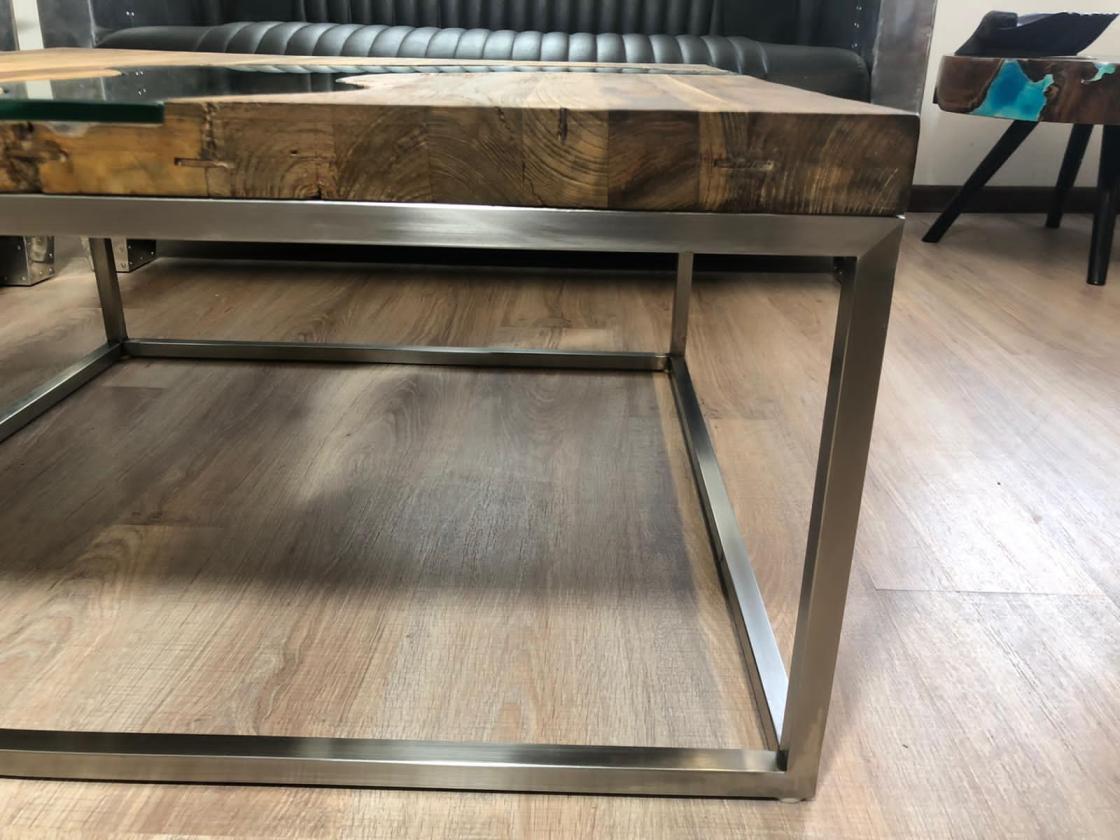 Kleiner-Couchtisch-Miro-aus-Holz-eckig