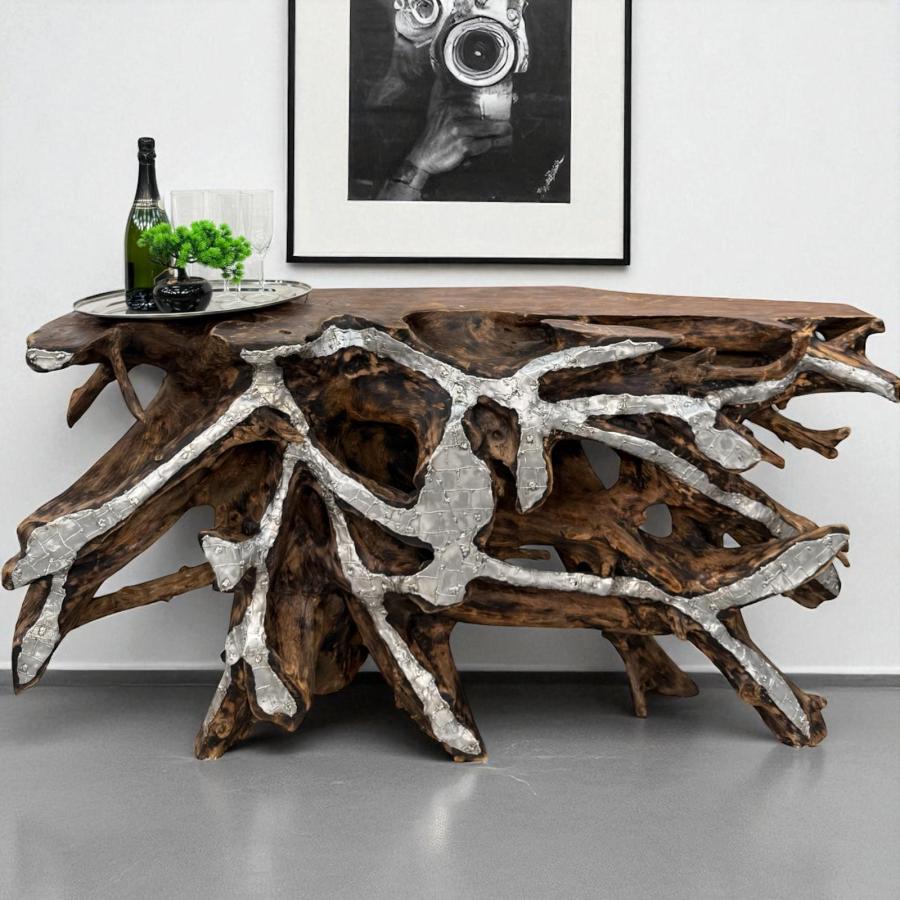 Konsole aus einer Baumwurzel mit Aluminium