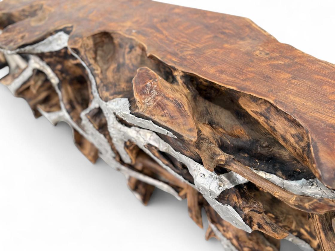 Konsole aus einer Baumwurzel mit Aluminium
